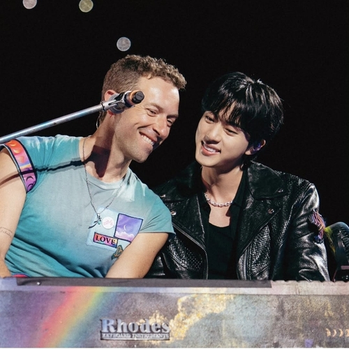 BTS的진，意外登场Coldplay演出…同台演出'我的宇宙'等。