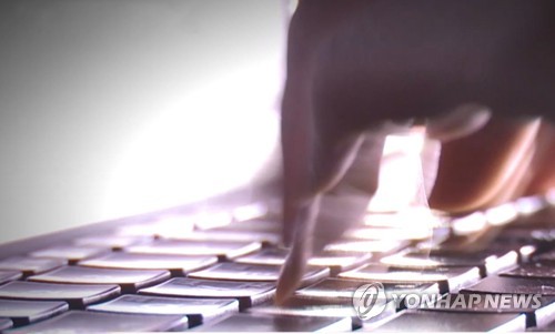 在综合频道的观众留言板上，一名五十多岁的男子因写了与歌手相关的恶意评论而被判缓刑。